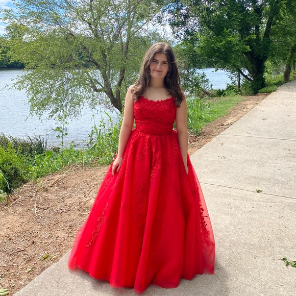 Sherri Hill Dress 53116 in red. Great condition only worn once. Fits many sizes - Picture 4 of 6